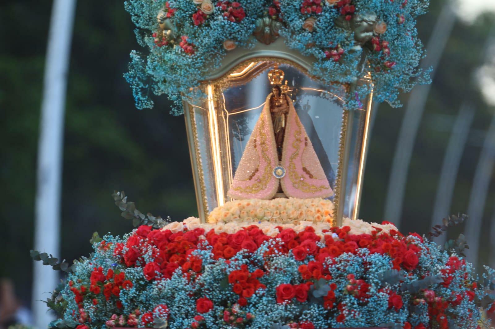 O resultado é um contraste harmonioso de cores e formas, leve e celestial, como a presença de Maria que nos acompanha em cada caminho